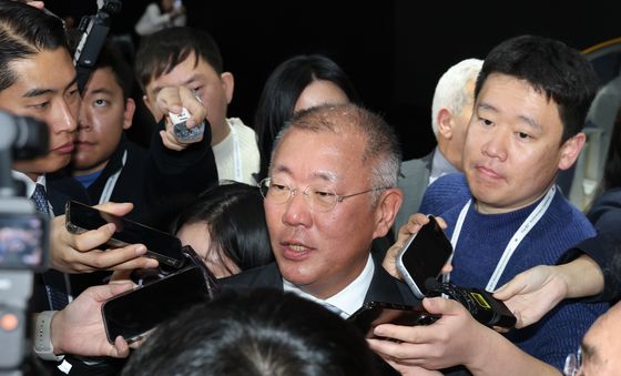 취재진 질문에 답하는 정의선 회장