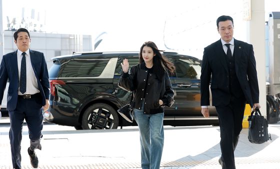 출국 하는 아이유