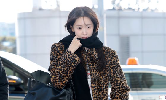 윤아, 강렬한 호피무늬 공항 패션