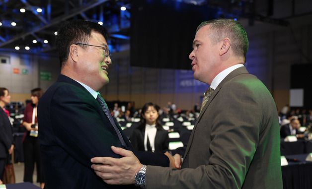 세계도핑방지기구 회장과 인사 나누는 김대현 제2차관