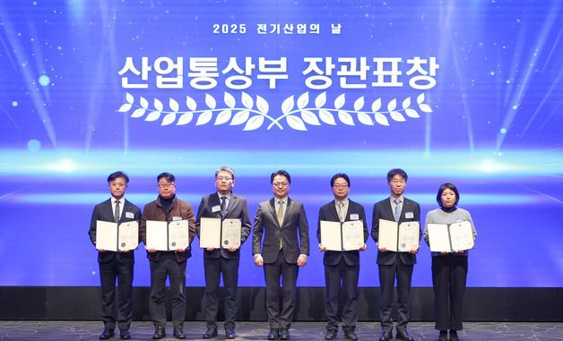 기념 촬영하는 문신학 차관