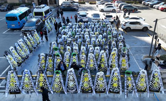 대구 축구팬 분노만큼 쌓이는 근조화환