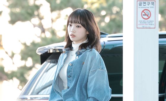 르세라핌 김채원, 돋보이는 청청패션