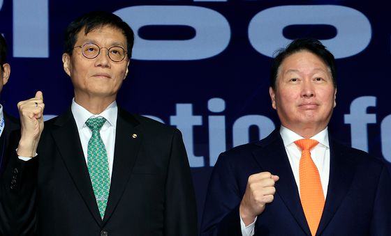 기념 촬영하는 최태원 회장과 이창용 총재