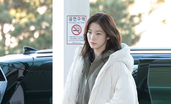 카즈하, 시크한 출국