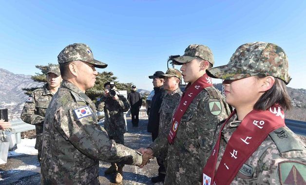 장병 격려하는 진영승 합참의장