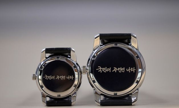 "李대통령 취임 6개월 맞아 대통령 손목시계 공개"