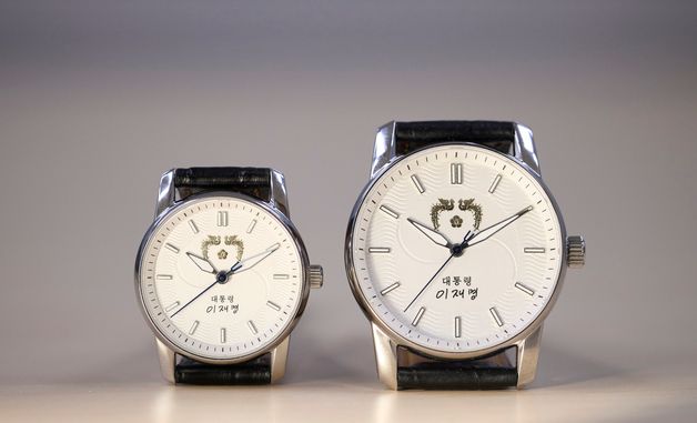 "李대통령 취임 6개월 맞아 대통령 손목시계 공개"