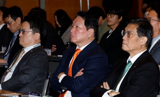 기조강연 경청하는 이창용·최태원·문신학