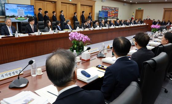 조희대 대법원장 인사말 듣는 법원장들