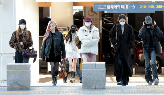 출국하는 아이브