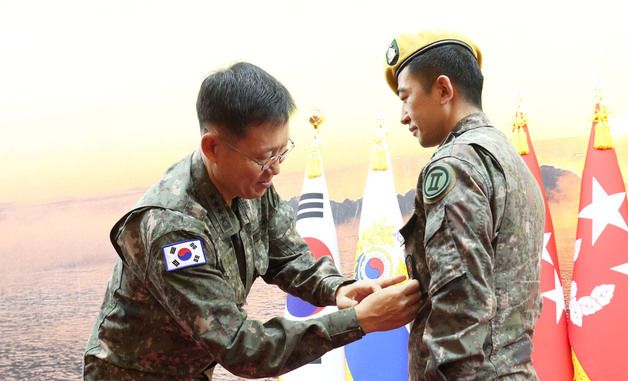 최정예 전투원에 휘장 달아주는 김규하 육군참모총장