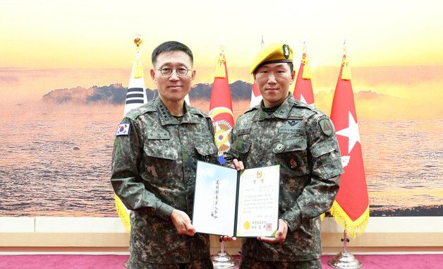 최정예 전투원과 기념 촬영하는 김규하 육군참모총장