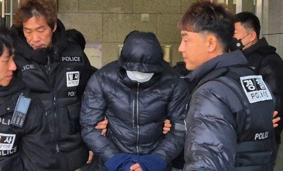 법정 나서는 '계엄령 놀이' 7급 공무원