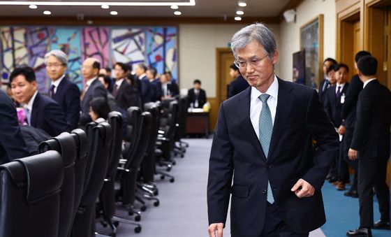 자리 향하는 조희대 대법원장