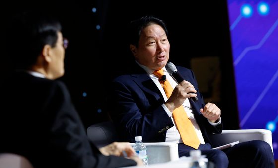 이창용 한국은행 총재와 특별대담 갖는 최태원 회장