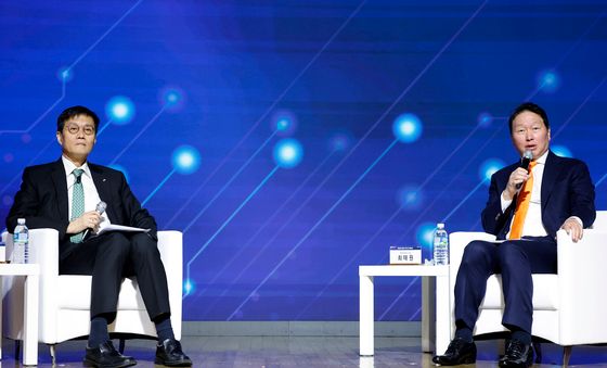 특별대담 갖는 최태원 회장과 이창용 총재