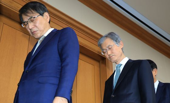 묵념하는 조희대 대법원장과 노태악 중앙선관위원장