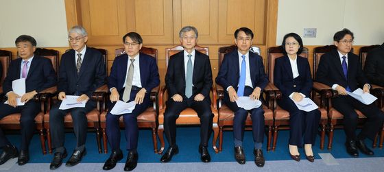 자리에 앉은 대법원장과 대법관들