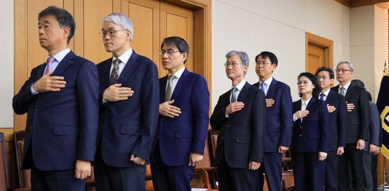 국민의례하는 대법원장과 대법관들