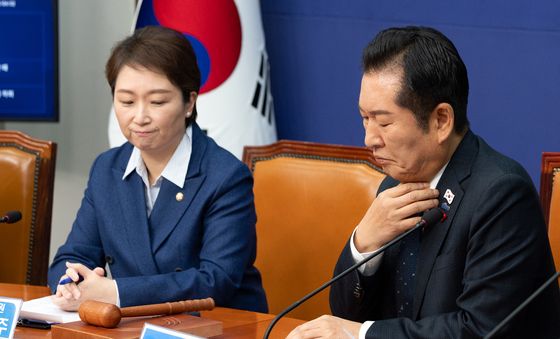 목 가다듬는 정청래 대표