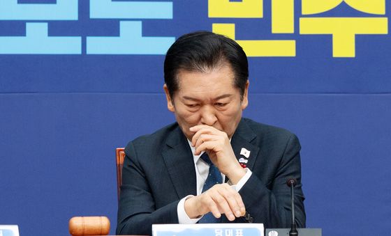 얼굴 만지는 정청래 대표