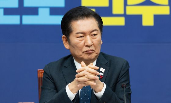 생각에 잠긴 정청래 대표