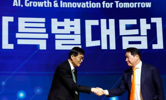 특별대담 마친 최태원 회장과 이창용 총재