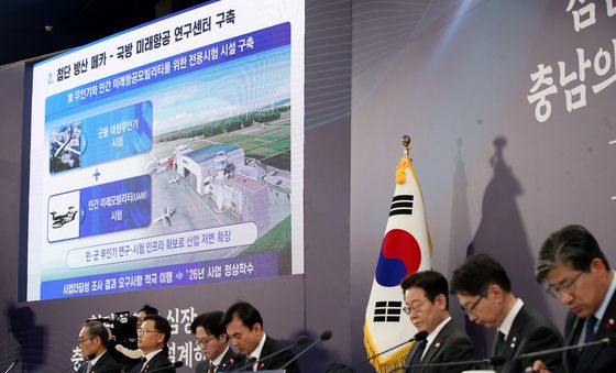 안규백 장관 설명 듣는 이재명 대통령