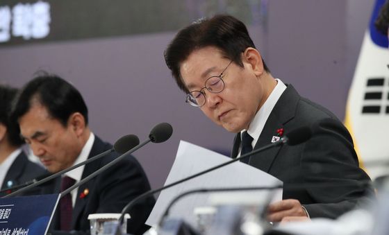 자료 살피는 이재명 대통령