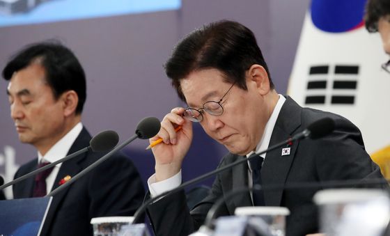 참석자 발언 듣는 이재명 대통령