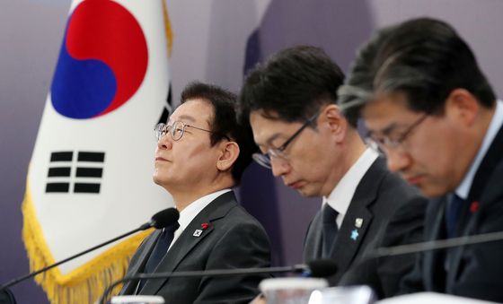 참석자 의견 경청하는 이재명 대통령