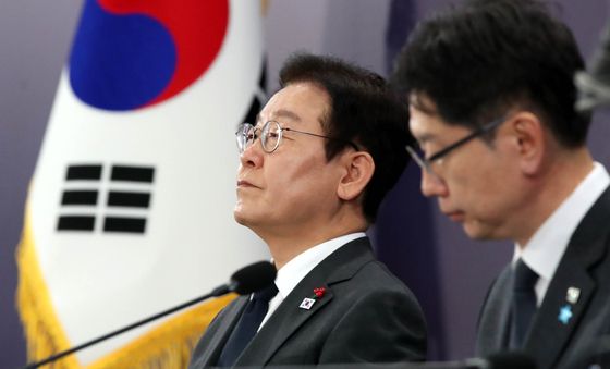 참석자 발언 경청하는 이재명 대통령