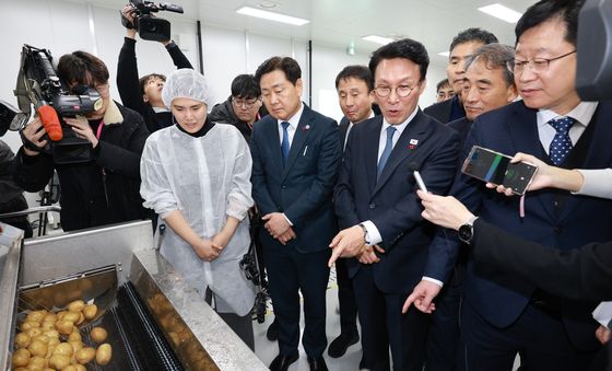 청년식품창업센터 시찰하는 김민석 총리