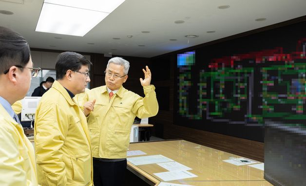 남서울지역 계통운영상황 점검하는 김성환 기후부 장관