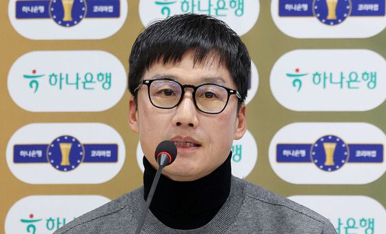 질문에 답하는 이정효 광주FC 감독