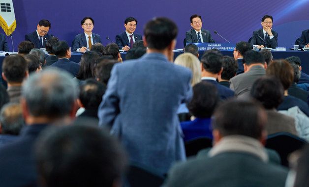 질문 듣는 이재명 대통령