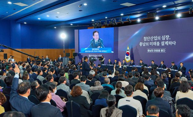 참석자 질문 받는 이재명 대통령