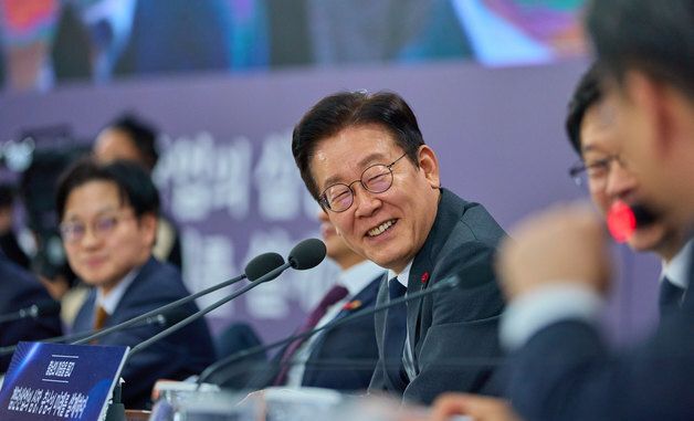 미소 짓는 이재명 대통령