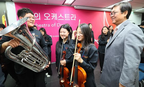 '꿈의 예술단 찾은 최휘영 장관