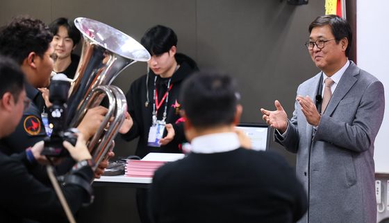 꿈의 예술단 격려하는 최휘영 장관