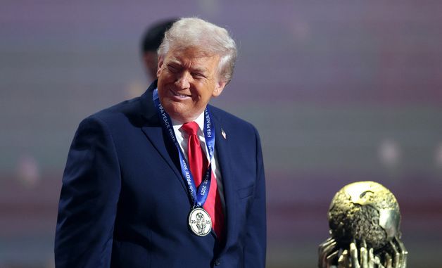 [포토] 초대 FIFA 평화상을 수상한 도널드 트럼프