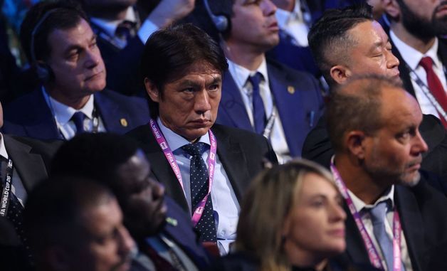 [포토]북중미 월드컵 조추첨 한국 호명 순간 무대 응시하는 홍명보 감독