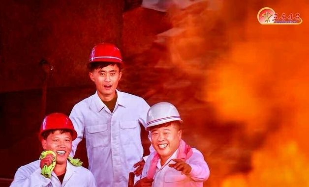 노동신문, 평양강철공장의 용해공들 모습 조명