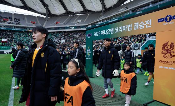 결승전에서 맞붙는 광주와 전북