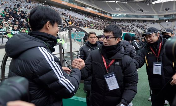 정조국 코치와 인사 나누는 이정효 감독