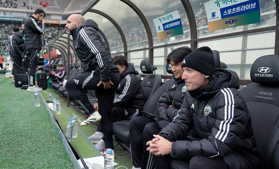 피치 바라보는 타노스 수석코치