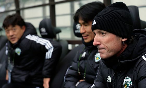 굳은 표정의 타노스 수석코치