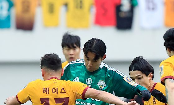 폼 좋은 송민규를 막아야 한다