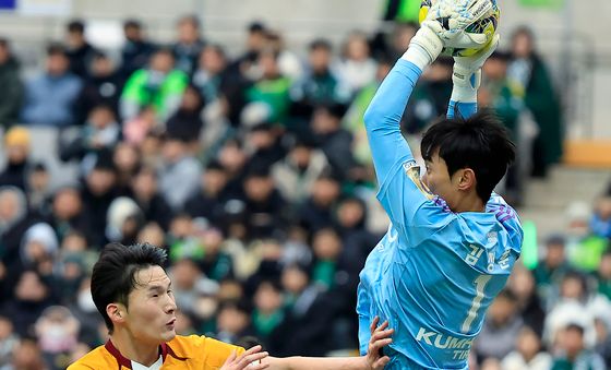 광주 앞서 볼 잡아내는 김정훈 골키퍼